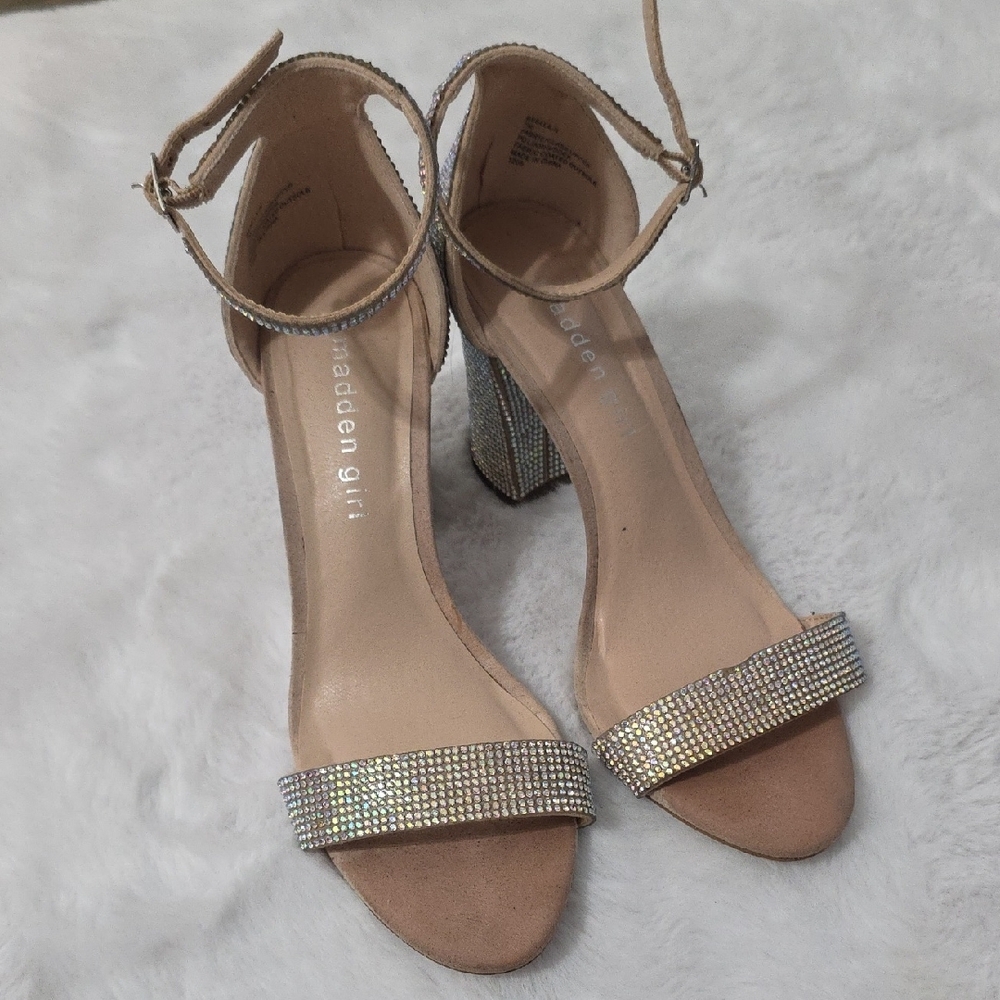 Steve Madden Silver Heels Elegant Design